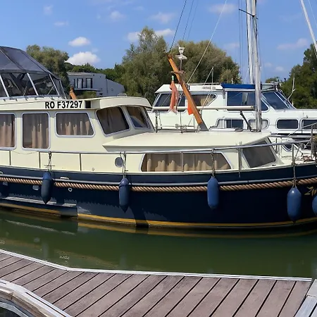 Botel Houseboat Cosy Et Atypique A Le Zimon Rouen