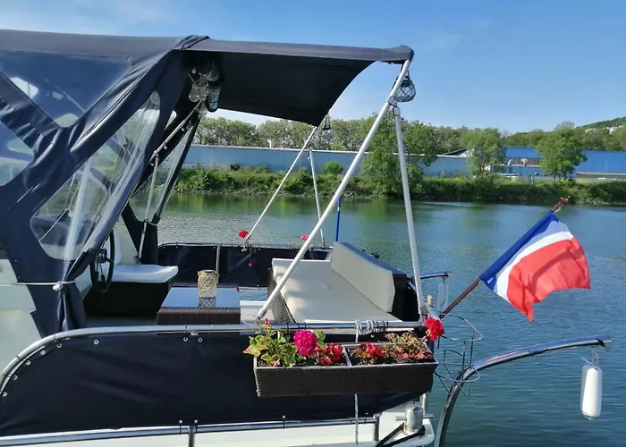 Houseboat Cosy Et Atypique A Rouen Le Zimon Botel