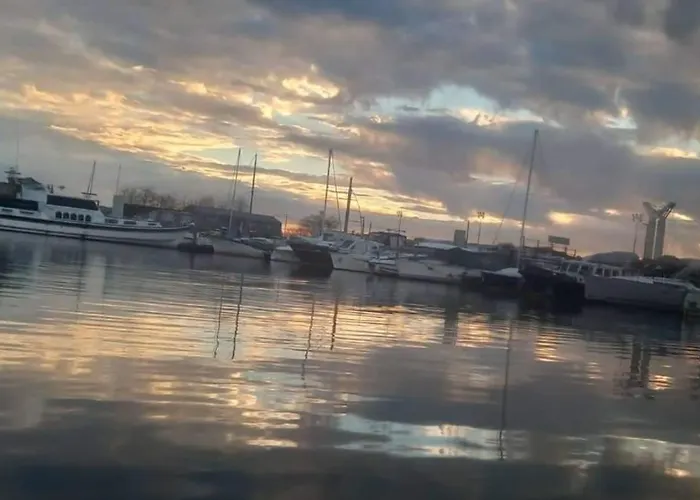 Houseboat Cosy Et Atypique A Rouen Le Zimon