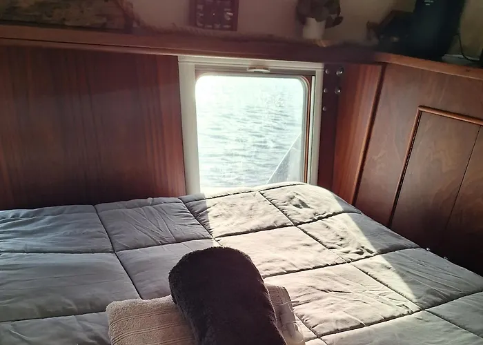 Houseboat Cosy Et Atypique A Rouen Le Zimon *