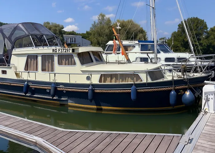 Botel Houseboat Cosy Et Atypique A Rouen Le Zimon Rouen