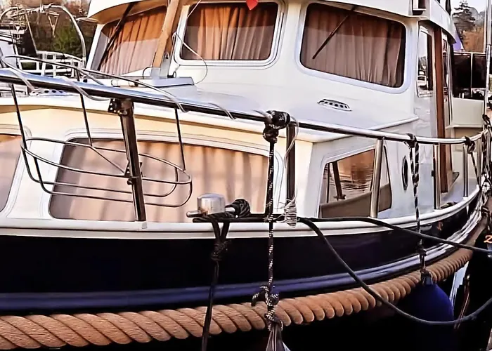 Houseboat cosy et Atypique à Rouen Le Zimon Bateau-hôtel *