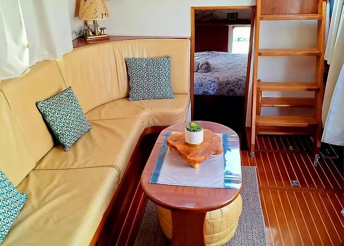 Botel Houseboat Cosy Et Atypique A Rouen Le Zimon Rouen